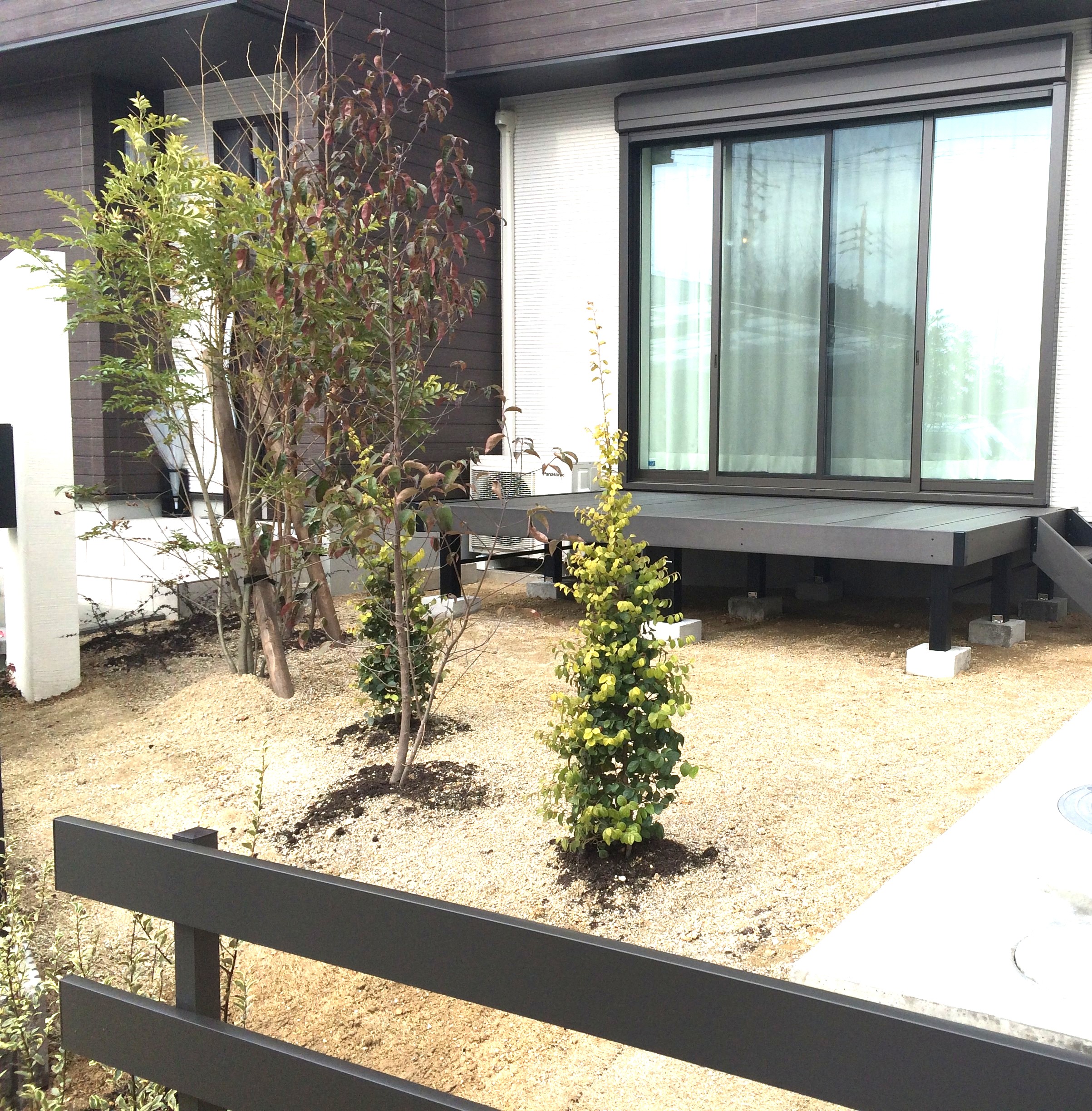 掃き出し窓にはウッドデッキを設置の写真