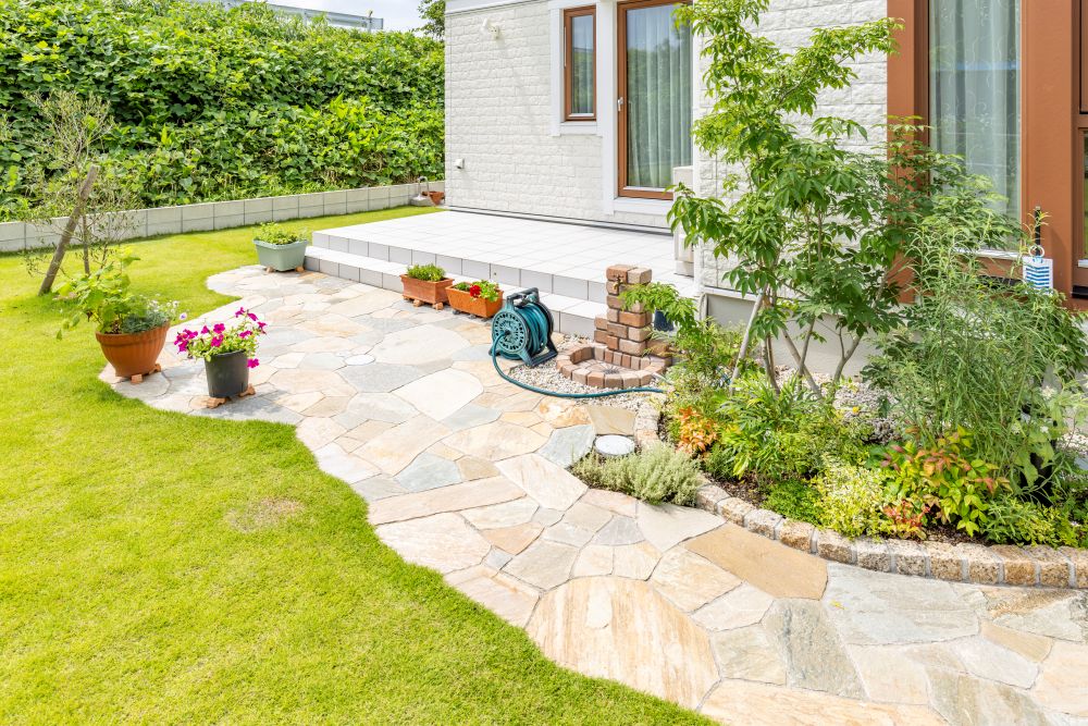 小道とタイルテラスの写真