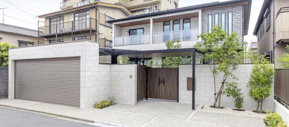 セキュリティと緑が調和したクローズド外構の写真