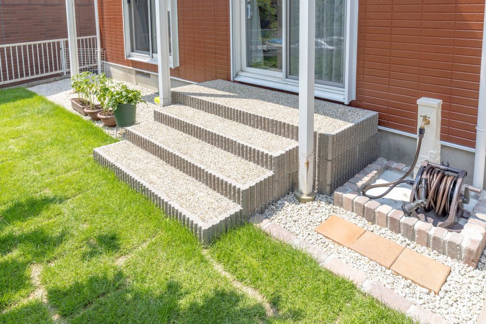 出入りを楽にする低い段差の階段の写真