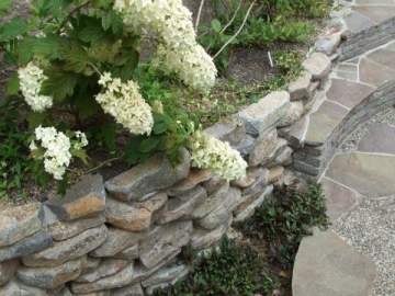 趣のある石積みの花壇の写真